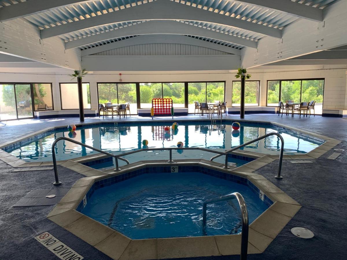 Radisson Hotel Detroit-Farmington Hills Exterior photo
