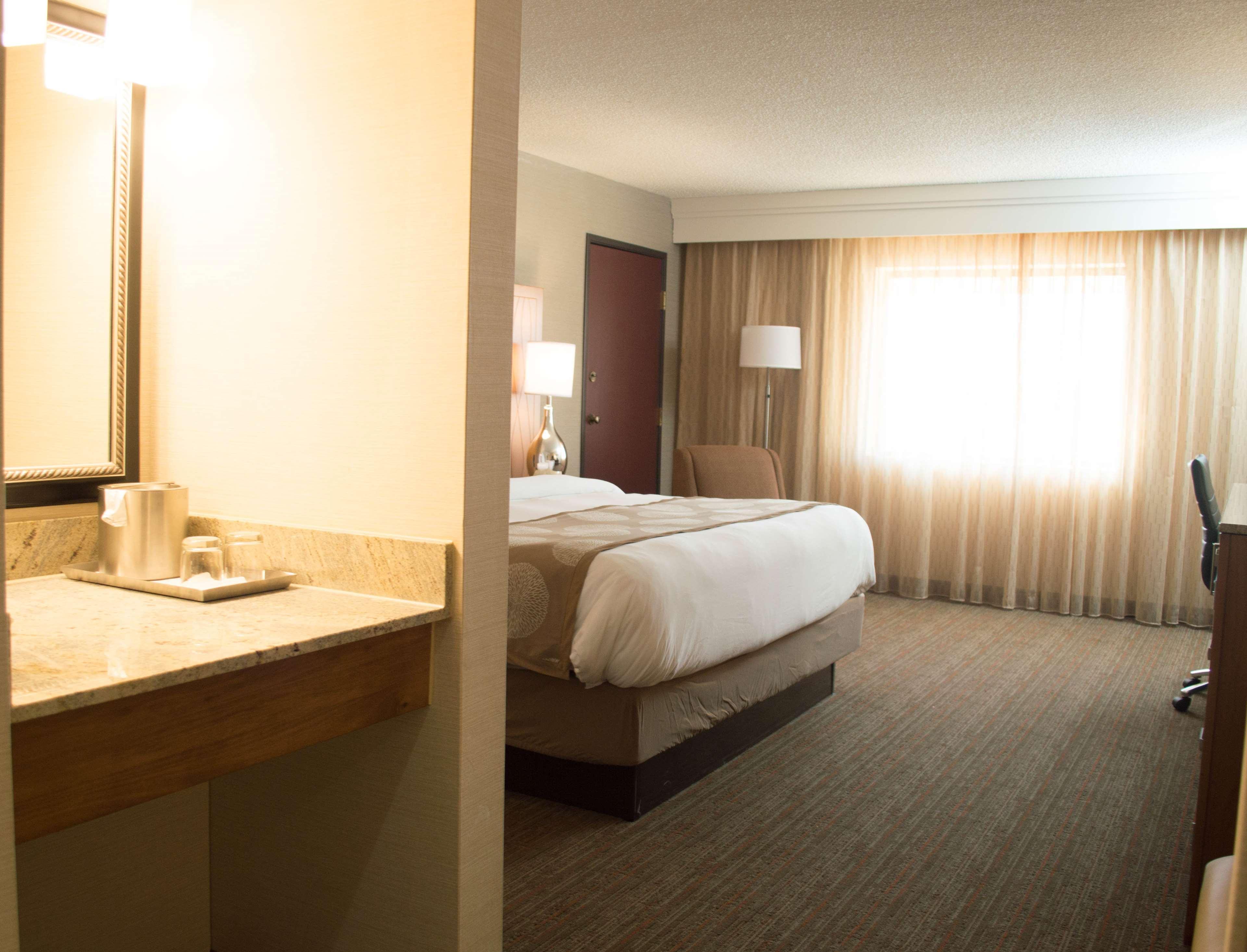 Radisson Hotel Detroit-Farmington Hills Exterior photo