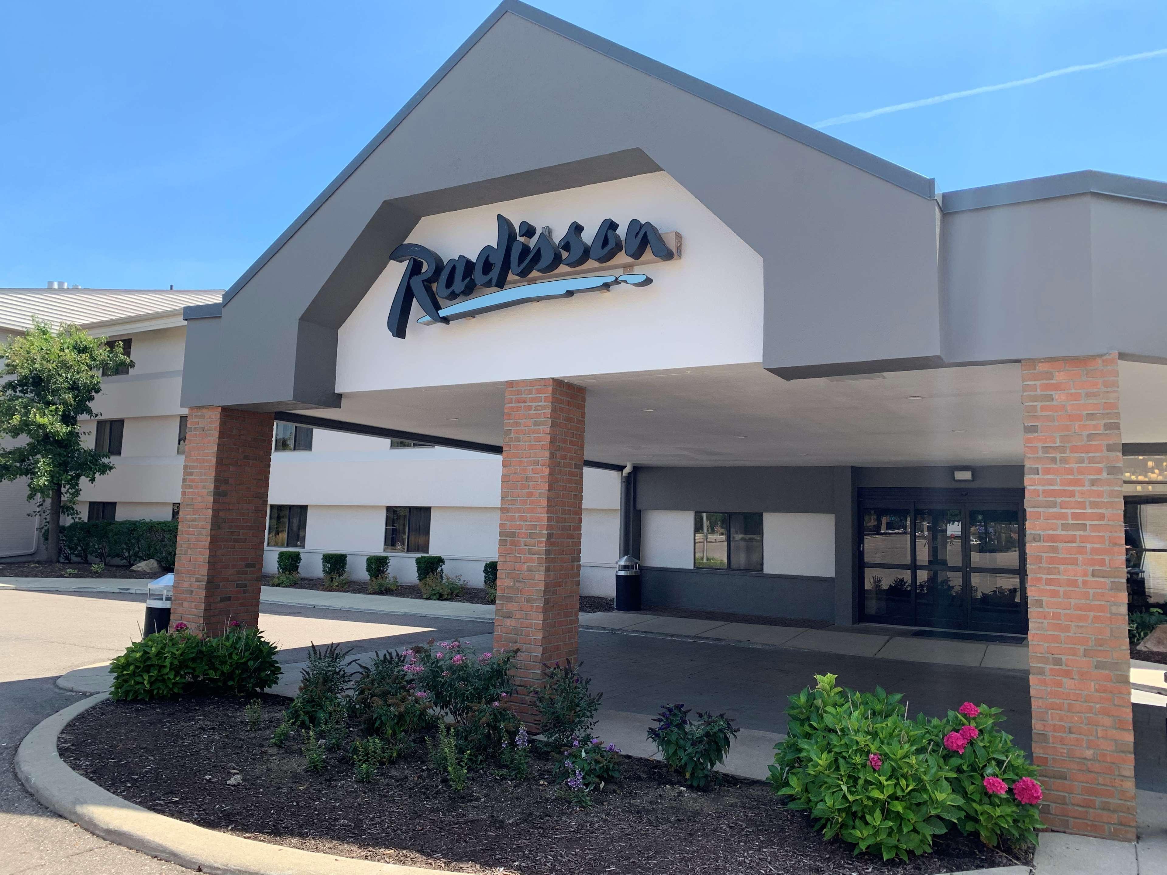 Radisson Hotel Detroit-Farmington Hills Exterior photo