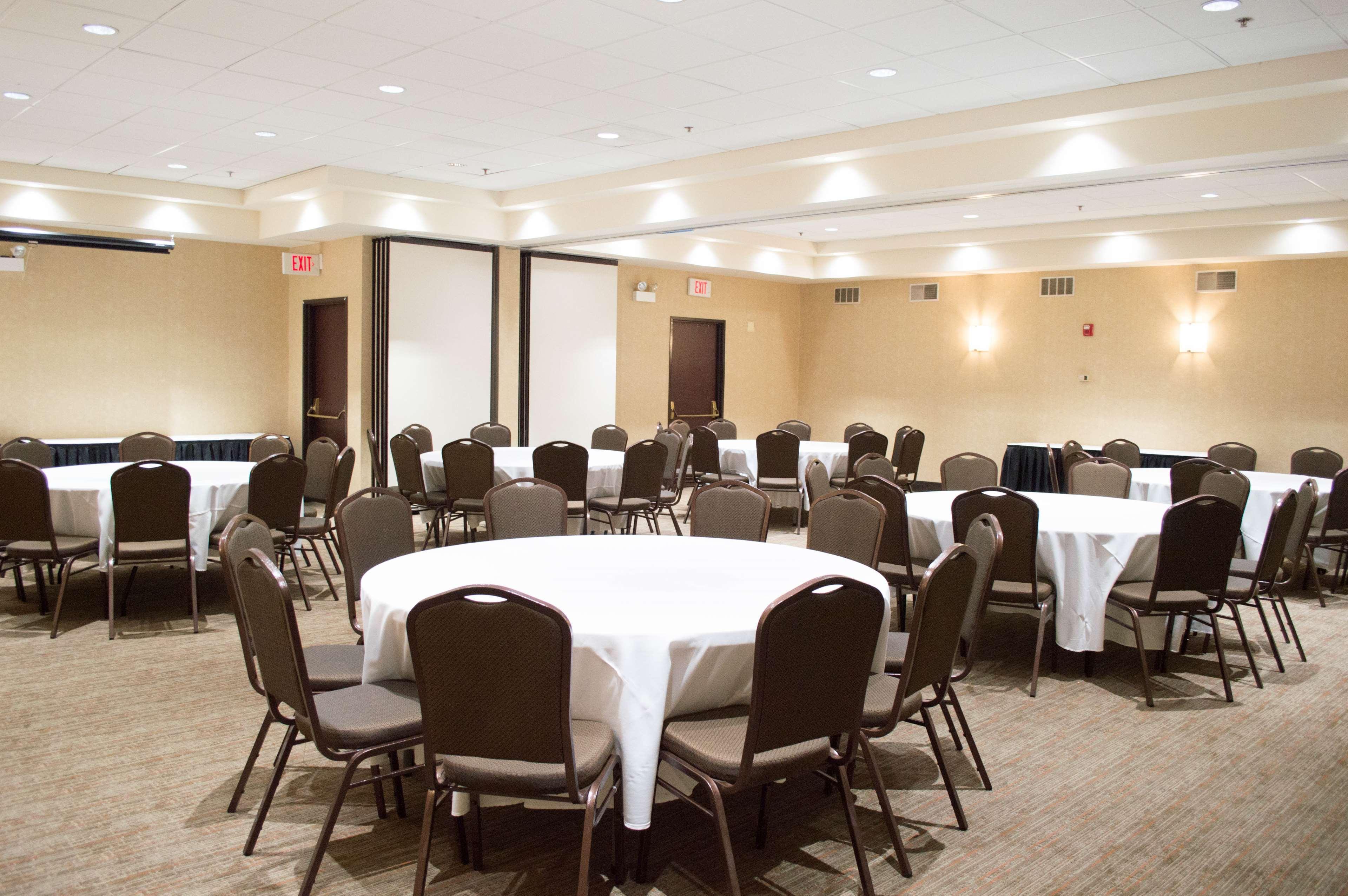 Radisson Hotel Detroit-Farmington Hills Exterior photo