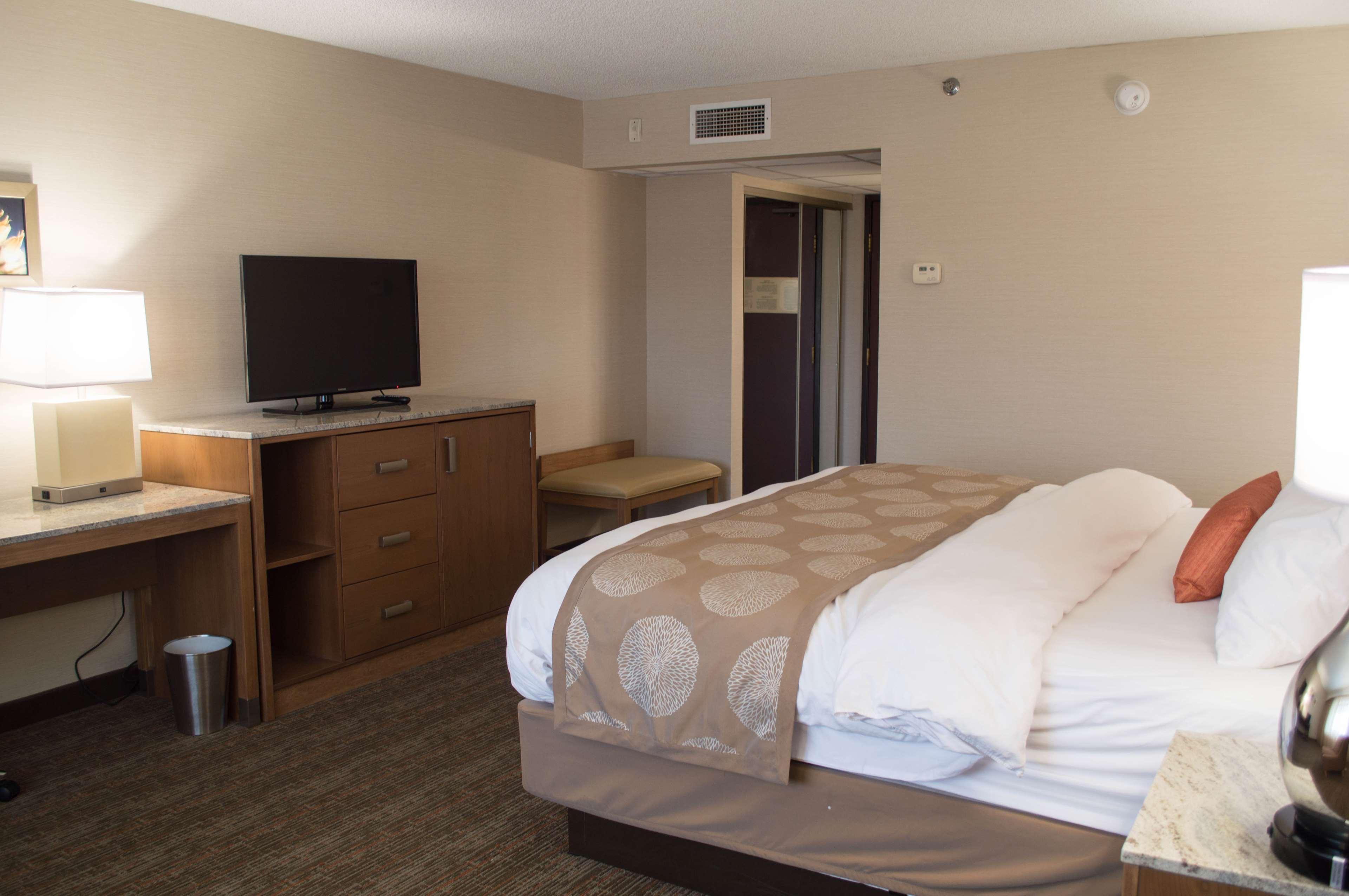Radisson Hotel Detroit-Farmington Hills Exterior photo