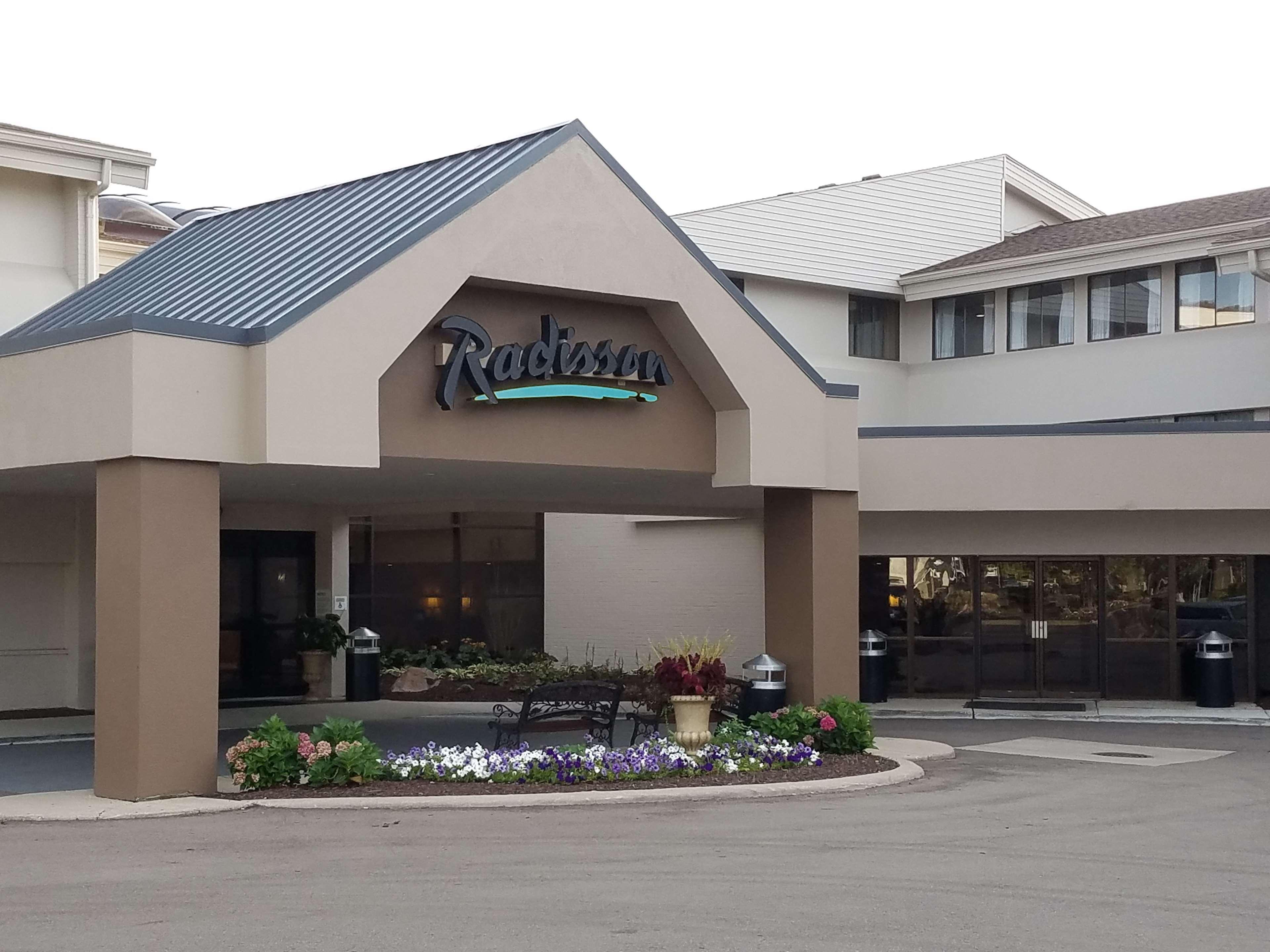 Radisson Hotel Detroit-Farmington Hills Exterior photo