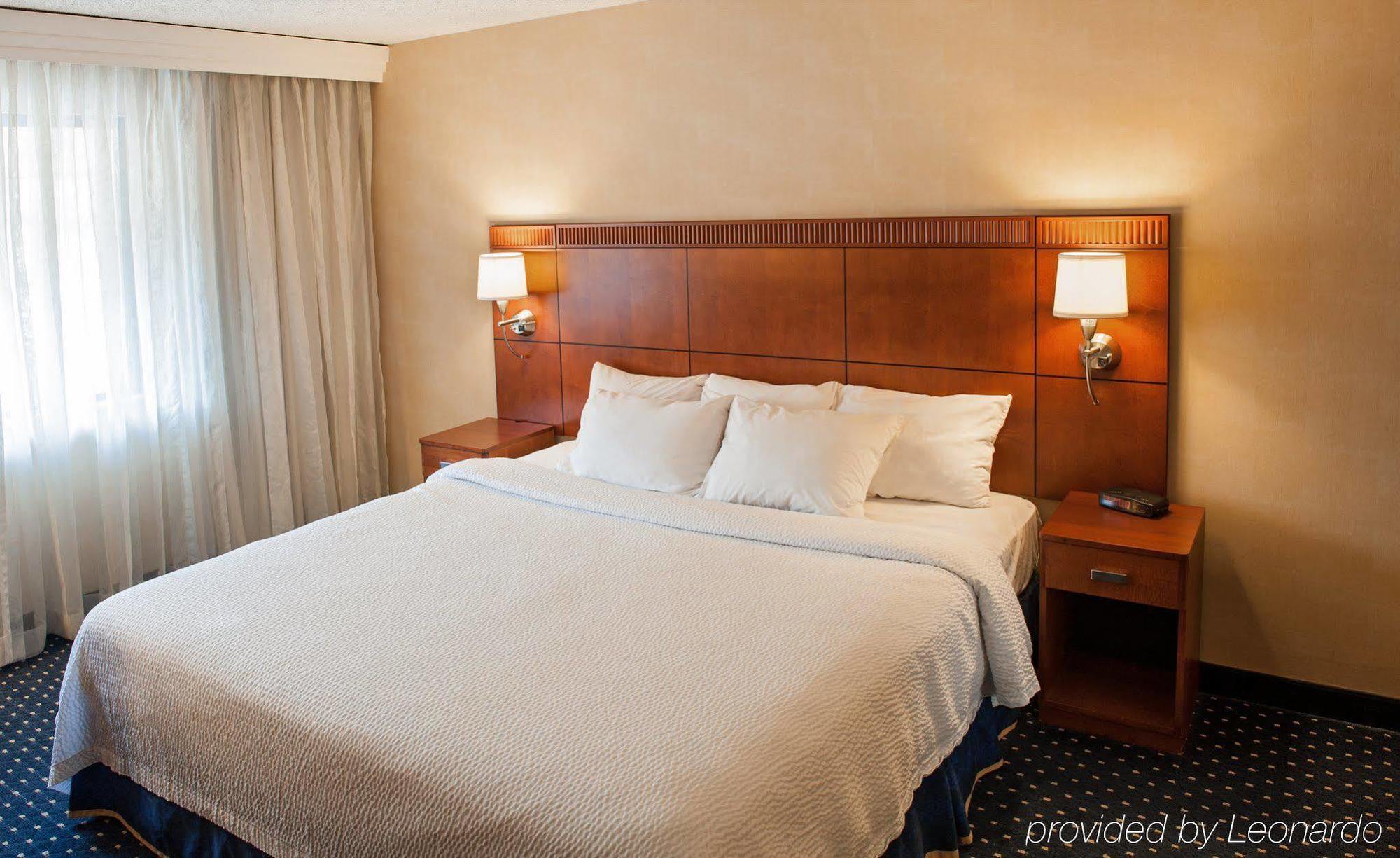 Radisson Hotel Detroit-Farmington Hills Exterior photo