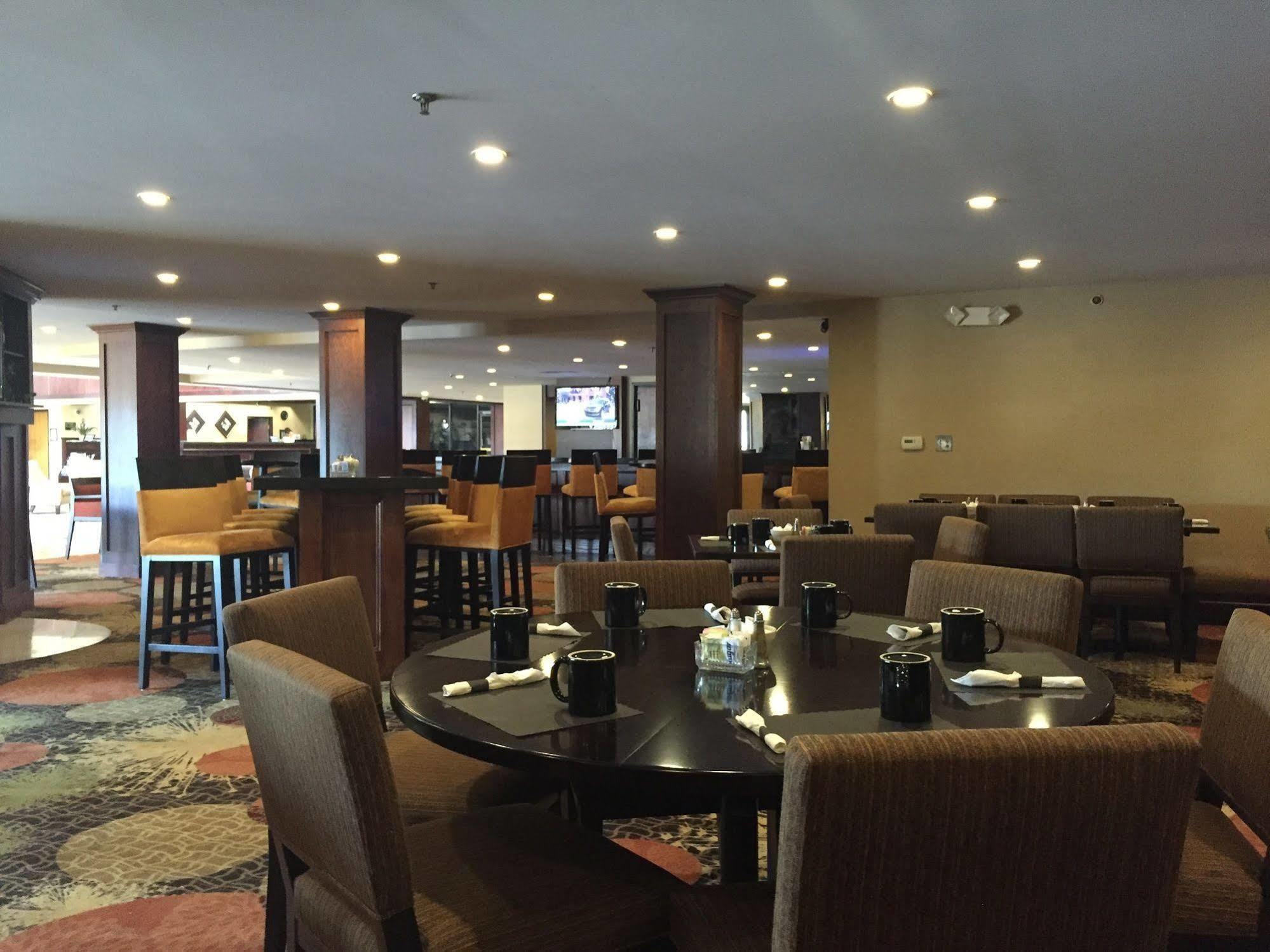 Radisson Hotel Detroit-Farmington Hills Exterior photo