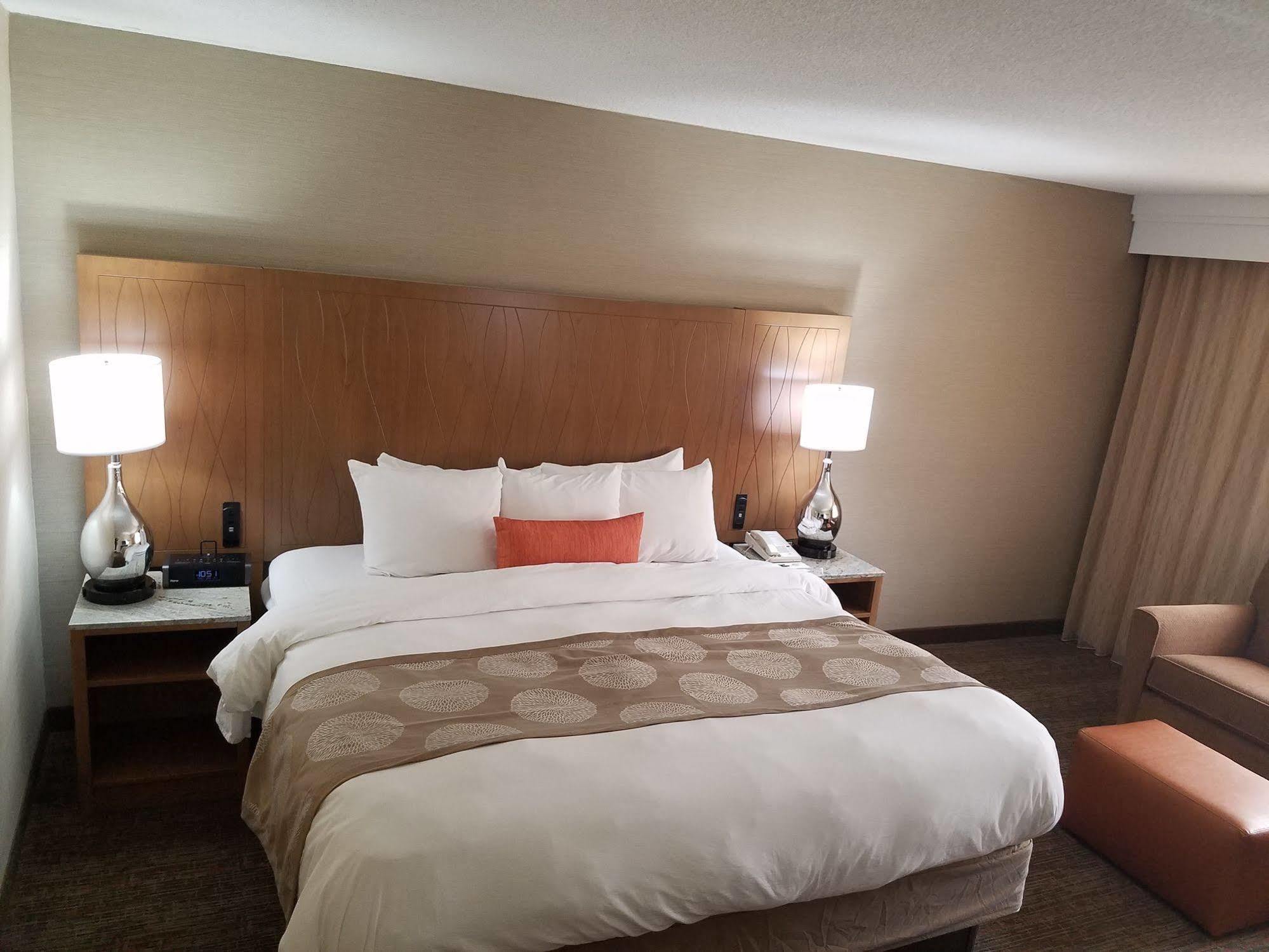 Radisson Hotel Detroit-Farmington Hills Exterior photo
