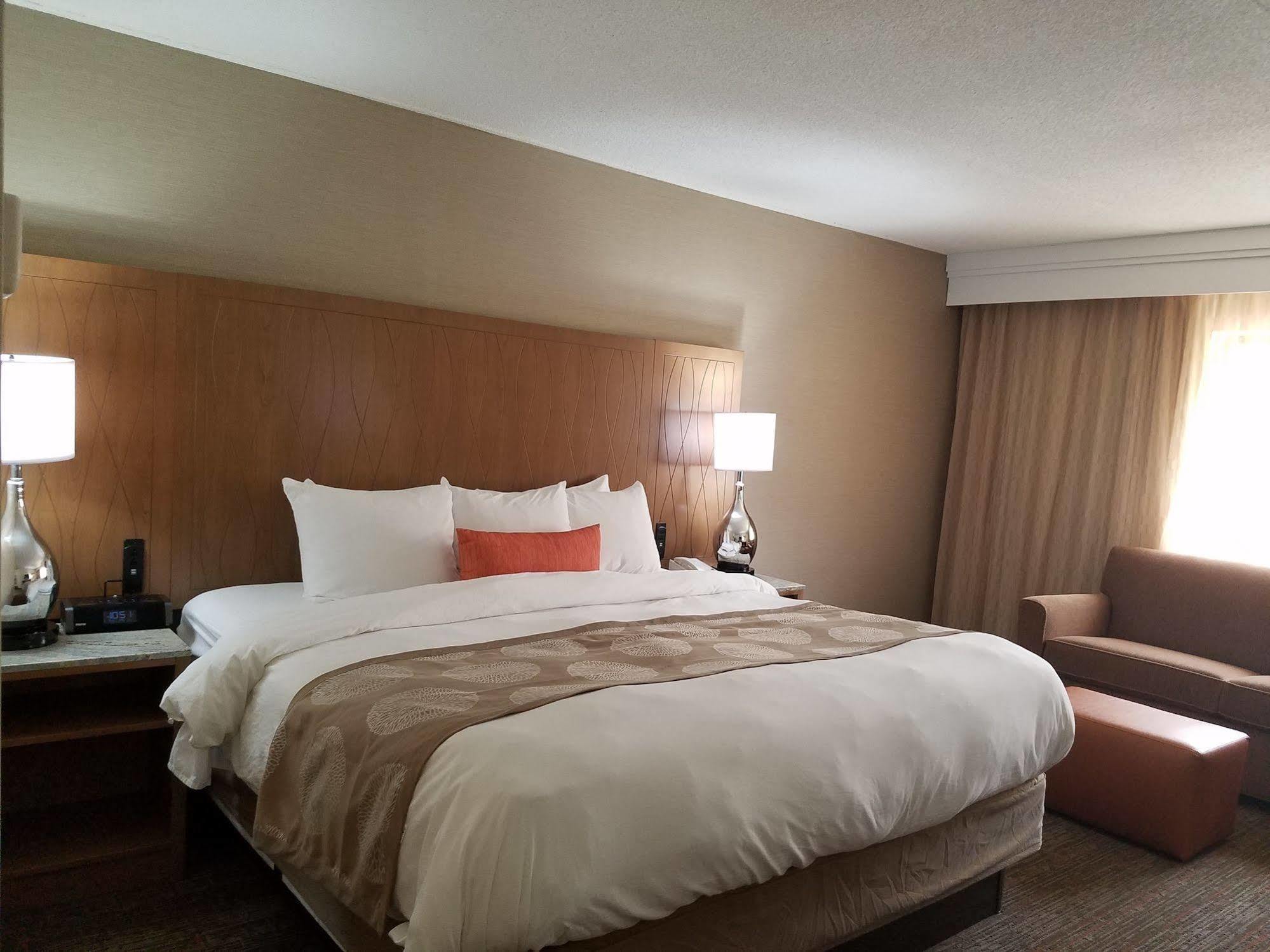 Radisson Hotel Detroit-Farmington Hills Exterior photo