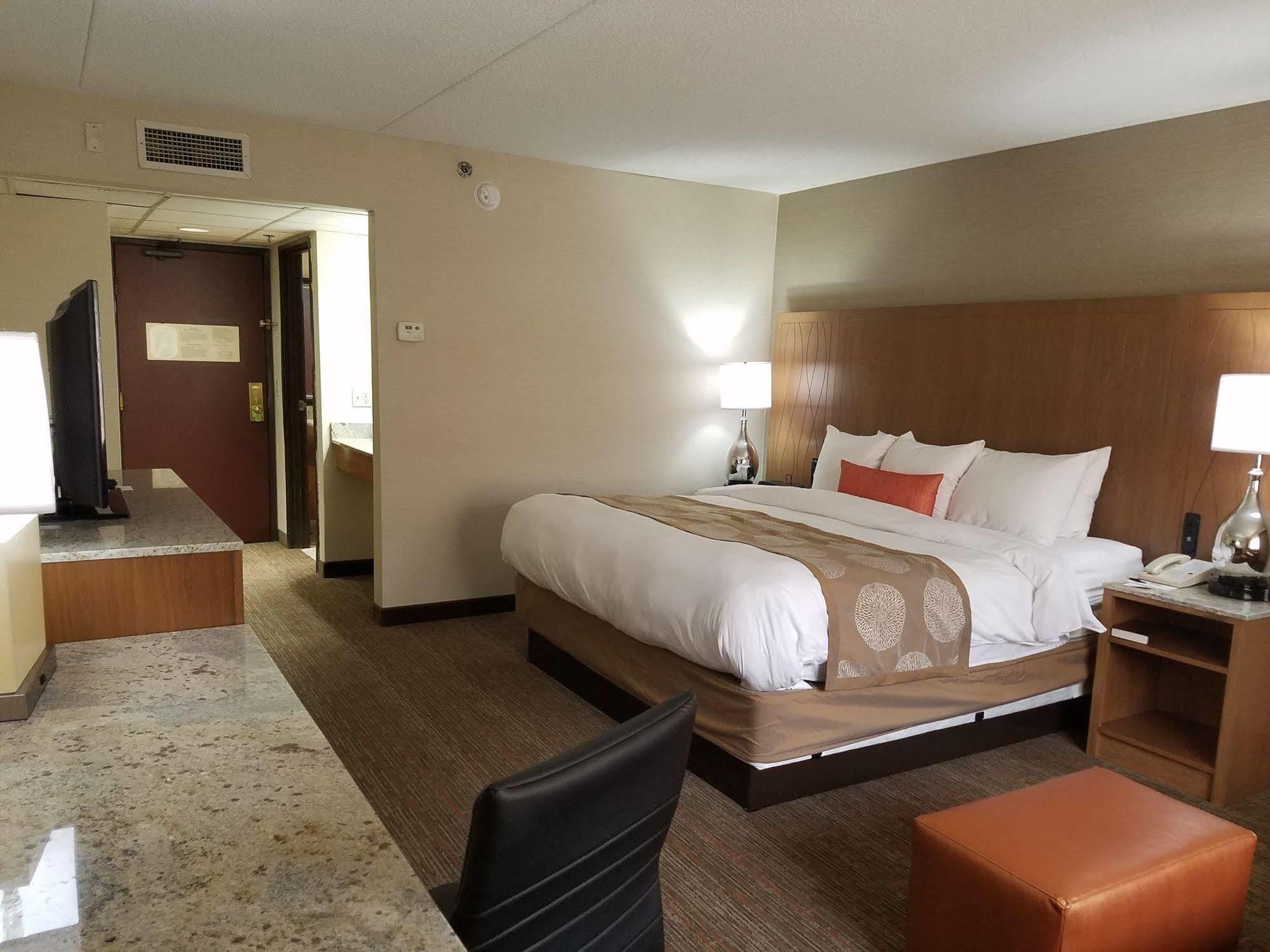 Radisson Hotel Detroit-Farmington Hills Exterior photo