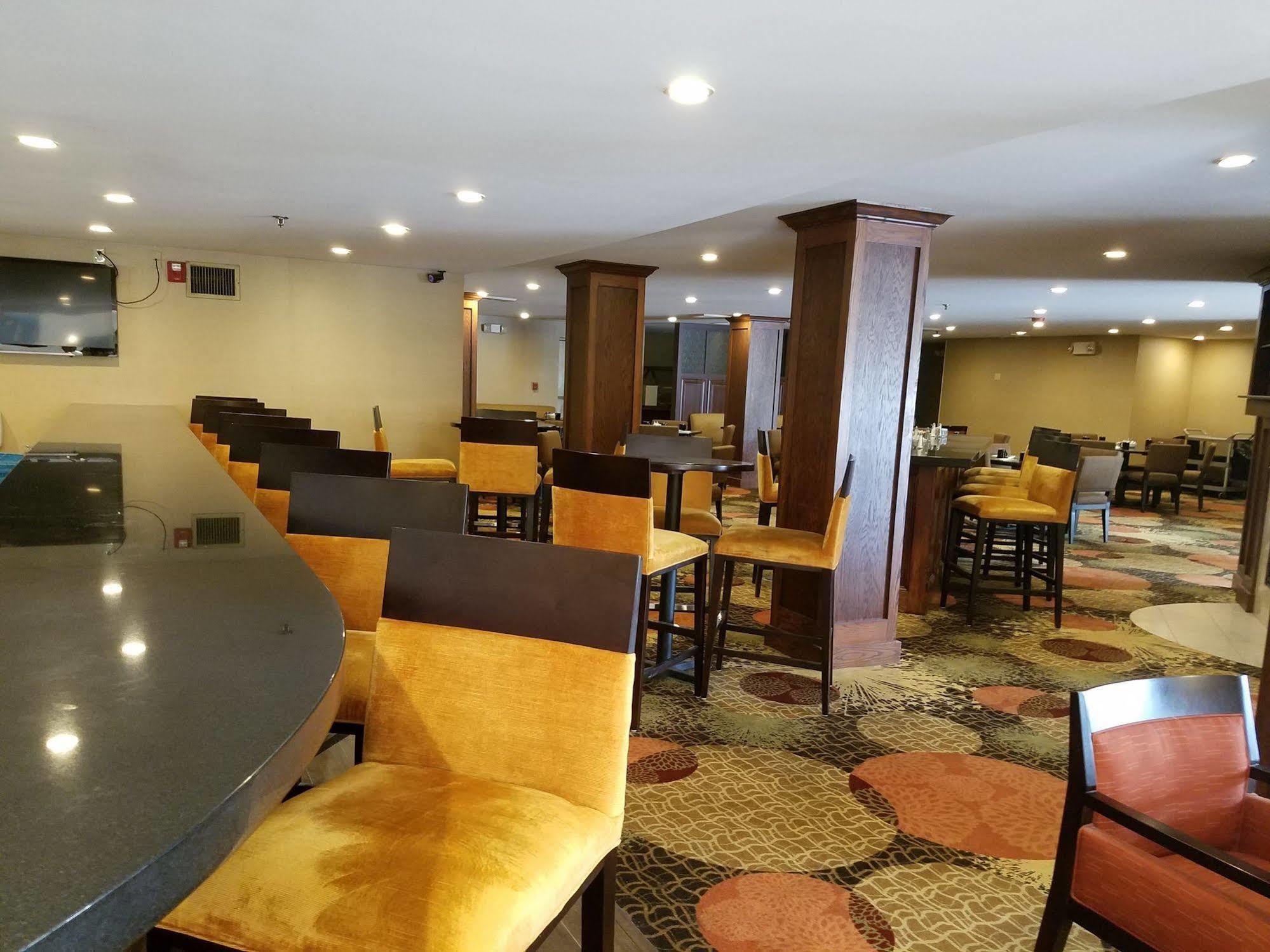 Radisson Hotel Detroit-Farmington Hills Exterior photo