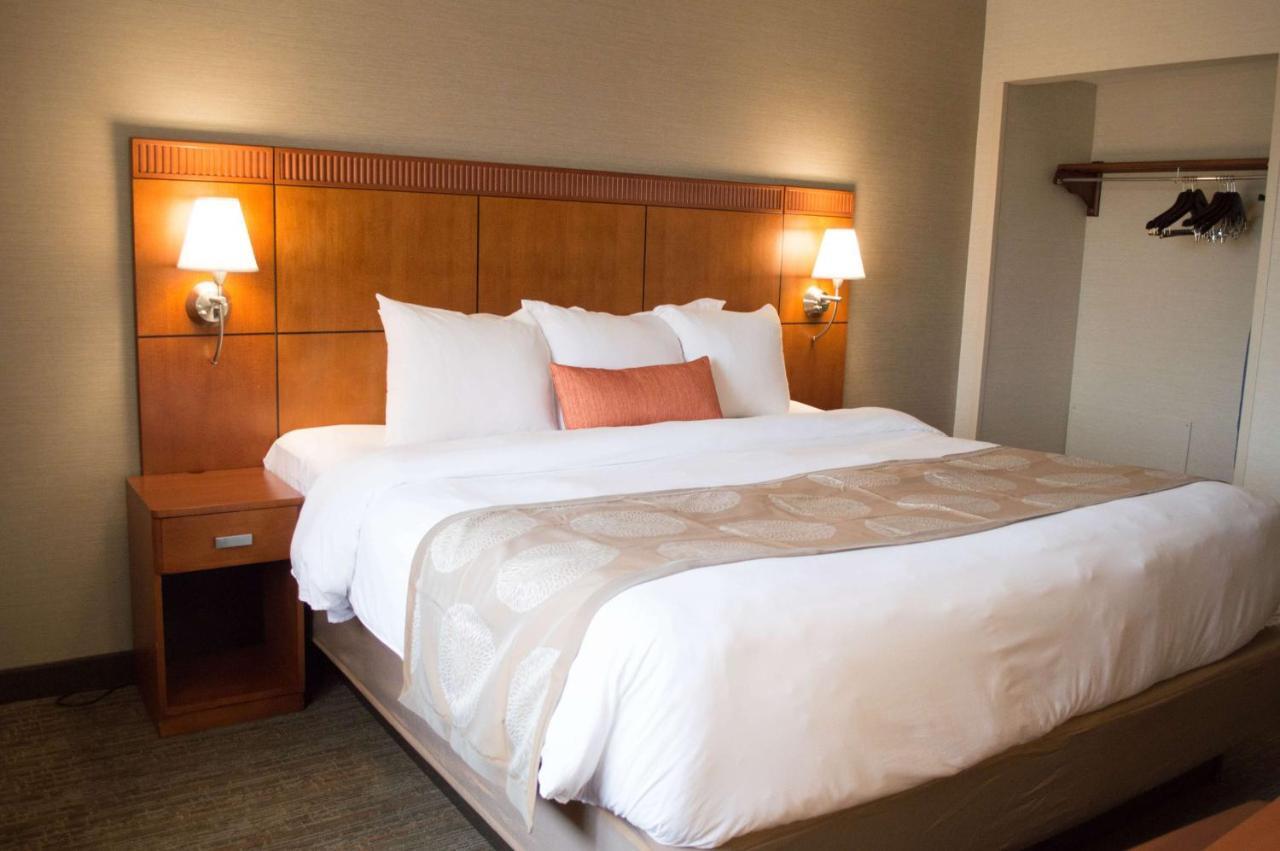 Radisson Hotel Detroit-Farmington Hills Exterior photo